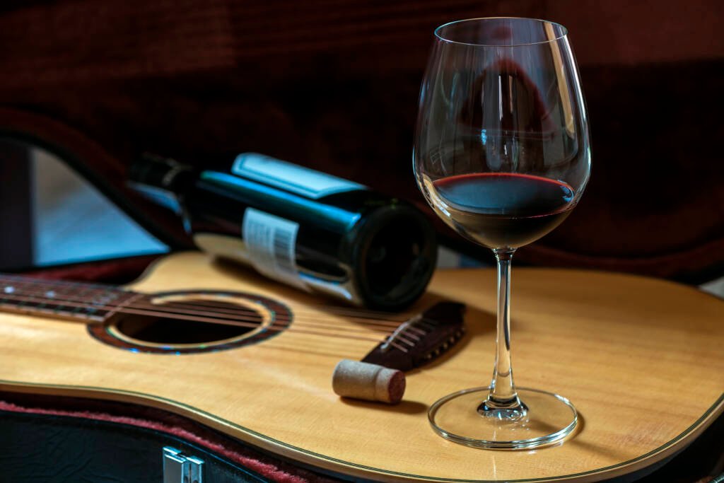 Violão e taça de vinho